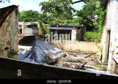 SAN ANTONIO, BELIZE - 26 OCTOBRE 2015 ruines de la base de patrouille de l'armée britannique à Salamanque Camp Kitchen avec le ventilateur sur le sol Banque D'Images