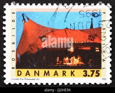 DANEMARK - VERS 1995 : un timbre imprimé au Danemark montre le festival de Roskilde, festival annuel de musique, vers 1995 Banque D'Images