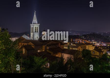 Une belle vue en soirée sur le centre historique de Spoleto, la région de l'Ombrie, l'Italie Banque D'Images