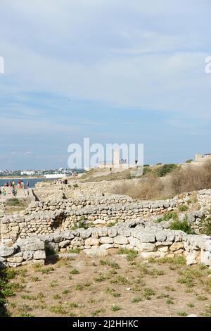 Vue sur les ruines antiques de Chersonesus en direction de la cloche de Chersonesos à Sébastopol, Crimée, Russie. Banque D'Images