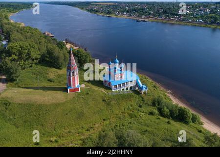 Église de l'icône Kazan de la mère de Dieu et de la Volga le jour de juillet ensoleillé (vue aérienne). Tutaev, région de Yaroslavl. Russie Banque D'Images