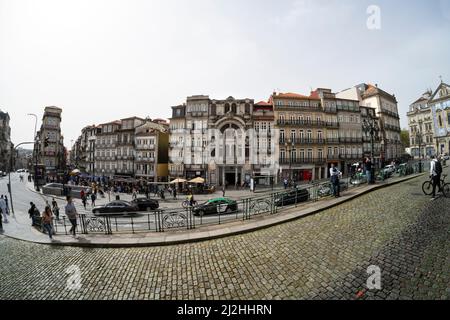 Porto, Portugal. Mars 2022. Vue imprenable sur la place Almeida Garrett dans le centre ville Banque D'Images