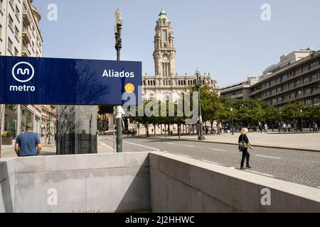 Porto, Portugal. Mars 2022. Le signe de la station de métro Aliados dans le centre-ville Banque D'Images