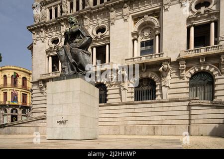 Porto, Portugal. Mars 2022. Le Monument à Almeida Garrett en face de l'hôtel de ville dans le centre-ville Banque D'Images