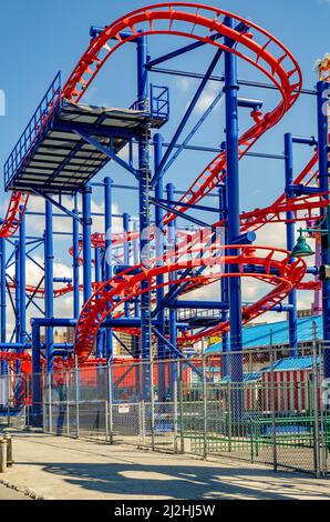 Soarin' Eagle Rollercoaster rouge et bleu, gros plan au parc d'attractions Luna Park, sur l'île de Coney, Brooklyn, New York, pendant la journée d'hiver avec c Banque D'Images