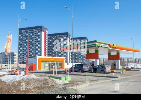PETROZAVODSK, RUSSIE - 06 AVRIL 2019: Station de remplissage automatique de voiture du réseau ABS le jour d'avril ensoleillé Banque D'Images
