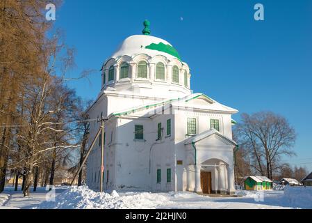 L'ancienne église de la Trinité-donnant-vie le jour ensoleillé de février. Kargopol. Région d'Arkhangelsk, Russie Banque D'Images