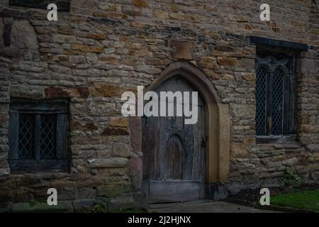 Arche médiévale en pierre / porte avec porte en forme de crosse et fenêtres originales / faites à la main. Banque D'Images
