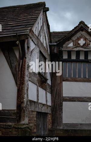 Bâtiment à pans de bois dans un style Tudor / médiéval au Smithills Hall, Bolton en couleur Banque D'Images