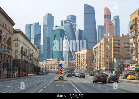 MOSCOU, RUSSIE - 14 AVRIL 2021 : jour d'avril ensoleillé sur la rue Bolshaya Dorogomilovskaya Banque D'Images