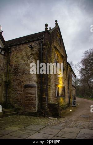 Bâtiment historique en pierre du Smithills Hall, Bolton, Royaume-Uni avec une cour pavée à l'extérieur. Banque D'Images