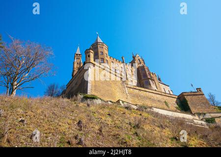 Le château de Hohenzollern a été construit entre 1846 et 1867 en tant que mémorial familial, est un château perché situé sur la montagne Hohenzollern, un promon isolé Banque D'Images