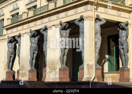 SAINT-PÉTERSBOURG, RUSSIE - 17 JUILLET 2021 : Atlantes du nouvel Hermitage par une journée ensoleillée Banque D'Images