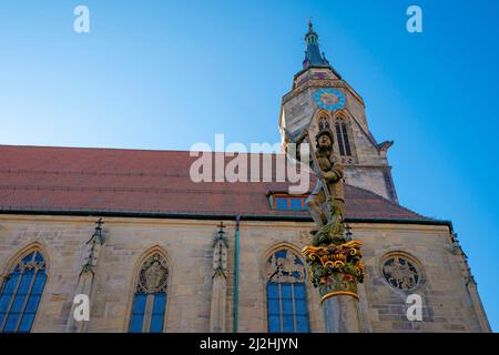 Fontaine St George par la Collégiale St. Georg dans la vieille ville de Tübingen. Bade-Wurtemberg, Allemagne. Banque D'Images