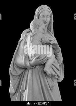 Ancienne statue de la mère Vigile Marie portant le bébé Jésus isolé sur fond noir avec chemin d'écrêtage. Sculpture de religion Banque D'Images