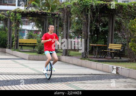 Haikou, province chinoise de Hainan. 31st mars 2022. Chen Xingrong fait un monocycle à Haikou, dans la province de Hainan, au sud de la Chine, le 31 mars 2022. POUR ALLER AVEC 'China Focus: Adolescent avec l'autisme nains vers la victoire' Credit: Li Duojiang/Xinhua/Alamy Live News Banque D'Images