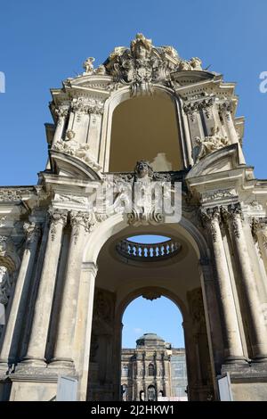 La porte de la Couronne, le Baroque de la tour voûtée entrée principale dans le Zwinger, Dresde, Saxe, Allemagne. Close-View à partir d'un point à proximité. Banque D'Images