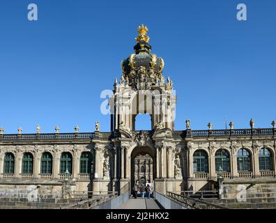 La porte de la Couronne, le Baroque de la tour voûtée entrée principale dans le Zwinger, Dresde, Saxe, Allemagne. Banque D'Images