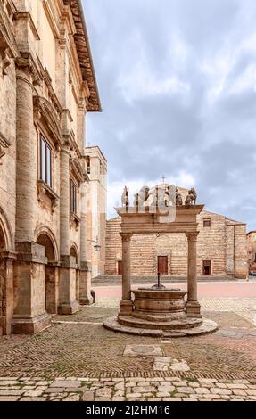 Cathédrale Sainte Marie de l'Assomption et puits (Pozzo dei Grifi e dei Leoni) sur la Piazza Grande à Montepulciano, Toscane, Italie Banque D'Images