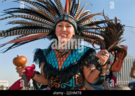 La danseuse aztèque se produit au défilé du nouvel an chinois à Los Angeles Banque D'Images