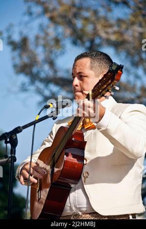 Guitariste et chanteur traditionnel à l'occasion de la fête de l'indépendance mexicaine à Los Angeles, en Californie Banque D'Images