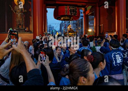 TOKYO, JAPON, le 18 mai 2019 : Sanja Matsuri est l'un des grands festivals Shinto de Tokyo et a lieu en mai, dans le quartier d'Asakusa Senso-ji, autour de temp Banque D'Images