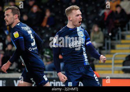 Hull, Royaume-Uni. 01st avril 2022. Harry Toffolo #3 de la ville de Huddersfield célèbre son but avec Lewis O'Brien et fait le score 0-1 en fin de seconde moitié à Hull, Royaume-Uni le 4/1/2022. (Photo de James Heaton/News Images/Sipa USA) crédit: SIPA USA/Alay Live News Banque D'Images