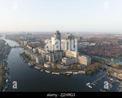 Amsterdam, 23th mars 2022, pays-Bas. Immeubles de bureaux d'Omval. Horizon d'Amsterdam aérien le long de la rivière Amstel et de la station Amstel Banque D'Images