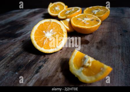 Une orange est un fruit de diverses espèces d'agrumes de la famille des Rutaceae; elle se réfère principalement à Citrus × sinensis, également appelé orange douce Banque D'Images