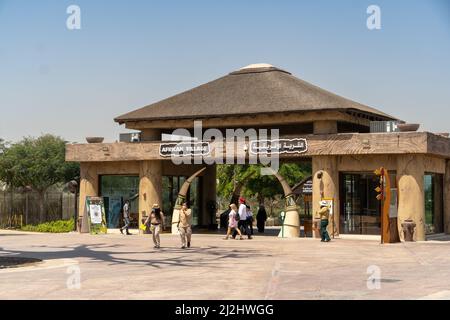 'Dubai, Dubai, Émirats Arabes Unis - 3.31.2022: Dubai Safari Park African Village Entrance Sign for Luxury Family Tourism' Banque D'Images