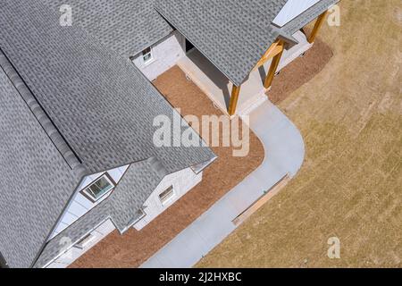 Vue aérienne du toit nouvellement installé avec des bardeaux d'asphalte avec des carreaux de bitume sur la nouvelle maison le toit Banque D'Images
