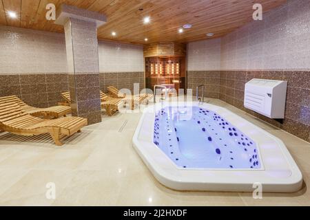 Sauna chaud avec piscine et zone de détente dans un complexe de spa. Bien-être undustry Banque D'Images