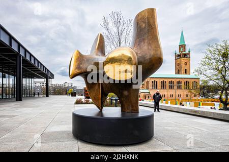 Pièce à trois voies No.2: L'Archer par le sculpteur Henry Moore en dehors de la Neue Nationalgalerie au Kulturforum. Mitte-Berlin, Allemagne. Banque D'Images