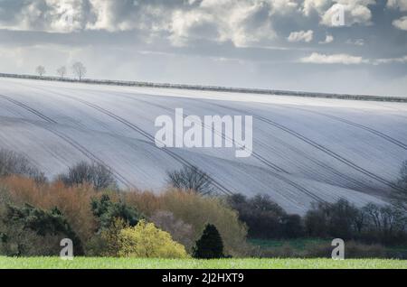 Neige sur les collines au printemps Banque D'Images