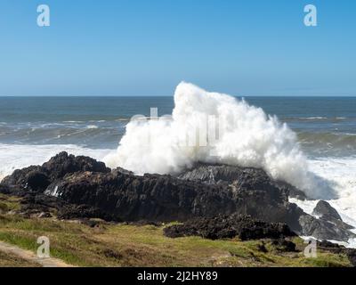 Nature incroyable, vagues sauvages d'eau blanche sur l'océan, grandes vagues de surf, plantage sur des rochers, jet de mer salée survolant partout, Australie Banque D'Images