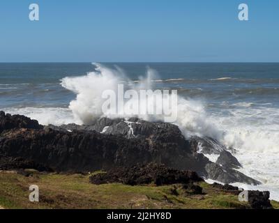 Nature incroyable, vagues sauvages d'eau blanche sur l'océan, grandes vagues de surf, vagues s'écrasant sur des rochers, jet de mer salée survolant partout, Australie Banque D'Images