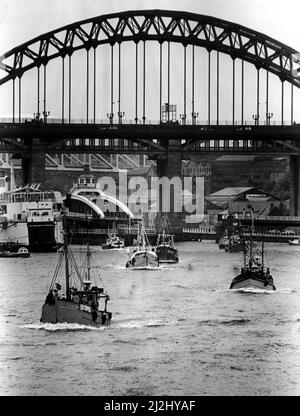 North East Festivals lancement du North Shields Fish Quay Festival 23 mai 1987 - les bateaux de pêche remontent la rivière Tyne depuis Newcastle Banque D'Images