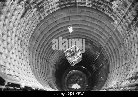 Construction du tunnel sous la Manche 28th novembre 1987.les travailleurs sont abaissés dans le tunnel de service. Banque D'Images