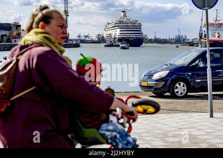 Rotterdam, pays-Bas. 2nd avril 2022. 2022-04-02 11:58:50 ROTTERDAM - navire de passagers de Volendam de la ligne d'Amérique de Hollande dans le Merwehaven à Rotterdam. Le navire à passagers sera ancré pendant trois mois dans le Merwehaven pour servir d'abri d'urgence aux réfugiés ukrainiens. ANP ROBIN UTRECHT pays-bas Out - belgique Out crédit: ANP/Alay Live News Banque D'Images