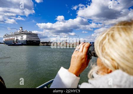 Rotterdam, pays-Bas. 2nd avril 2022. 2022-04-02 12:02:58 ROTTERDAM - navire de passagers de Volendam de la ligne d'Amérique de Hollande dans le Merwehaven à Rotterdam. Le navire à passagers sera ancré pendant trois mois dans le Merwehaven pour servir d'abri d'urgence aux réfugiés ukrainiens. ANP ROBIN UTRECHT pays-bas Out - belgique Out crédit: ANP/Alay Live News Banque D'Images