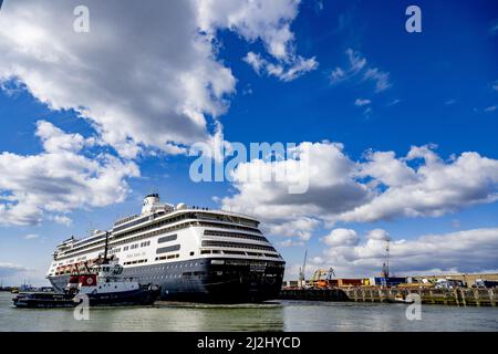 Rotterdam, pays-Bas. 2nd avril 2022. 2022-04-02 12:05:44 ROTTERDAM - navire de passagers de Volendam de la ligne d'Amérique de Hollande dans le Merwehaven à Rotterdam. Le navire à passagers sera ancré pendant trois mois dans le Merwehaven pour servir d'abri d'urgence aux réfugiés ukrainiens. ANP ROBIN UTRECHT pays-bas Out - belgique Out crédit: ANP/Alay Live News Banque D'Images