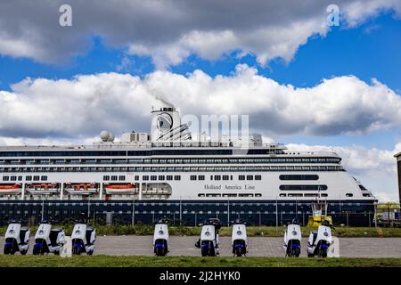 Rotterdam, pays-Bas. 2nd avril 2022. 2022-04-02 12:24:09 ROTTERDAM - navire de passagers de Volendam de la ligne d'Amérique de Hollande dans le Merwehaven à Rotterdam. Le navire à passagers sera ancré pendant trois mois dans le Merwehaven pour servir d'abri d'urgence aux réfugiés ukrainiens. ANP ROBIN UTRECHT pays-bas Out - belgique Out crédit: ANP/Alay Live News Banque D'Images