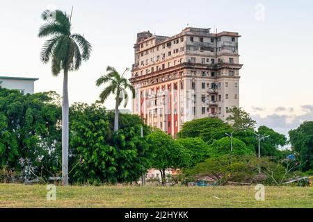 Immeuble d'appartements de style républicain aux intempéries et à la baisse dans le quartier du centre-ville d'El Vedado. La scène est prise dans 'Calle G' ou 'Avenida de los Presiden Banque D'Images