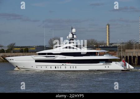 Le yacht de luxe récemment construit LUSINE arrive sur la Tamise à Londres. Banque D'Images