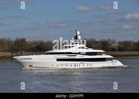 Le yacht de luxe récemment construit LUSINE arrive sur la Tamise à Londres. Banque D'Images