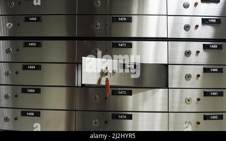 Coffres-forts dans le coffre-fort de la banque. Coffre-fort ouvert avec clé Banque D'Images