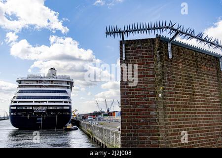 Rotterdam, pays-Bas. 2nd avril 2022. 2022-04-02 12:17:43 ROTTERDAM - navire de passagers de Volendam de la ligne d'Amérique de Hollande dans le Merwehaven à Rotterdam. Le navire à passagers sera ancré pendant trois mois dans le Merwehaven pour servir d'abri d'urgence aux réfugiés ukrainiens. ANP ROBIN UTRECHT pays-bas Out - belgique Out crédit: ANP/Alay Live News Banque D'Images