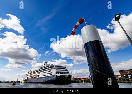 Rotterdam, pays-Bas. 2nd avril 2022. 2022-04-02 12:12:30 ROTTERDAM - navire de passagers de Volendam de la ligne d'Amérique de Hollande dans le Merwehaven à Rotterdam. Le navire à passagers sera ancré pendant trois mois dans le Merwehaven pour servir d'abri d'urgence aux réfugiés ukrainiens. ANP ROBIN UTRECHT pays-bas Out - belgique Out crédit: ANP/Alay Live News Banque D'Images