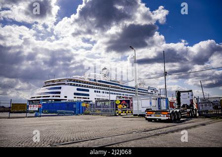 Rotterdam, pays-Bas. 2nd avril 2022. 2022-04-02 12:39:49 ROTTERDAM - navire de passagers de Volendam de la ligne d'Amérique de Hollande dans le Merwehaven à Rotterdam. Le navire à passagers sera ancré pendant trois mois dans le Merwehaven pour servir d'abri d'urgence aux réfugiés ukrainiens. ANP ROBIN UTRECHT pays-bas Out - belgique Out crédit: ANP/Alay Live News Banque D'Images