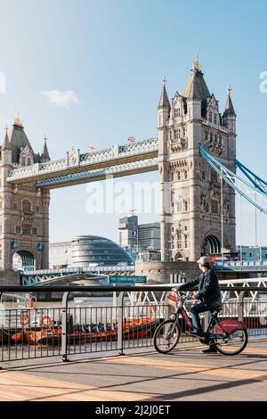 Vue sur le Tower Bridge de Londres depuis la promenade au bord de la piscine de Londres et à côté des quais de St Katherine (et des écluses) Banque D'Images